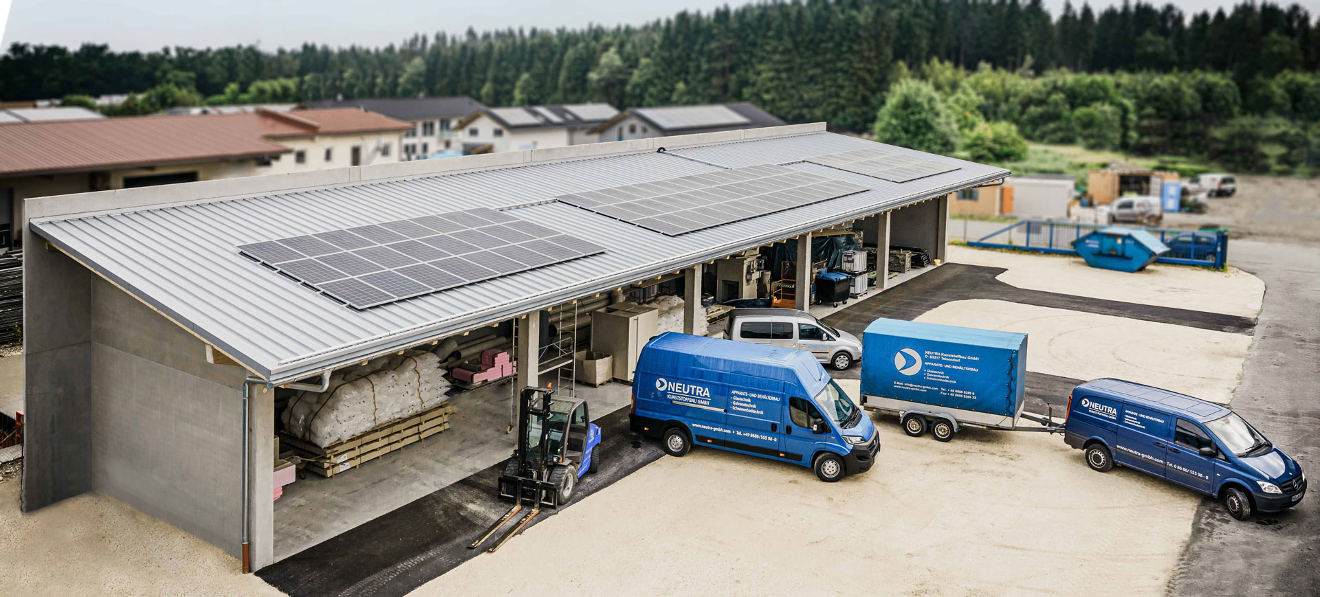 Neutra Kunststoffbau GmbH yard with employees and production hall